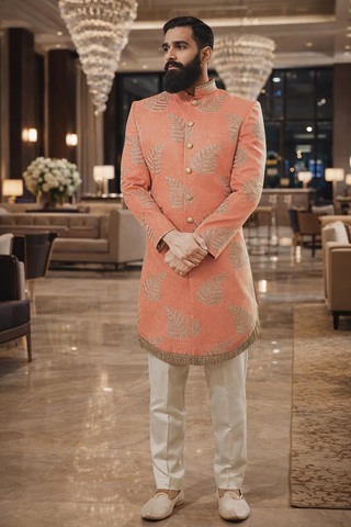 Sherwani indo-occidental salmón con salwar beige