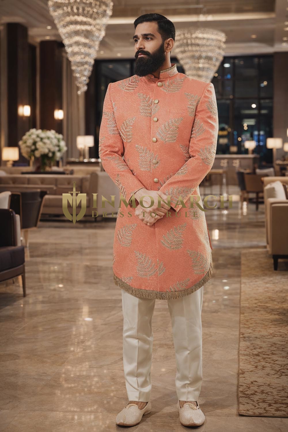 Sherwani indo-occidental salmón con salwar beige