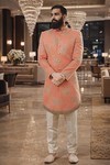 Sherwani indo-occidental saumon avec salwar beige
