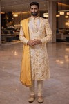 Sherwani mariage broderie fleur jaune style traditionnel