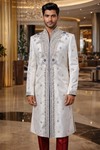 Hochzeitssherwani mit hohem kragen