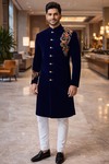 Sherwani bleu brodé fleurs dorées homme