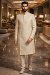 Eleganter bestickter Sherwani in Mandelton