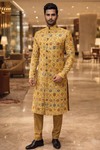 Sherwani amarillo floral de hombre