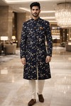 Sherwani negro estampado digital boda
