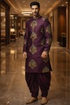 Sherwani indowestern magenta bordado