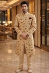 Sherwani burlywood bordado para boda
