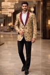 Veste dorée pour homme avec broderie florale rouge