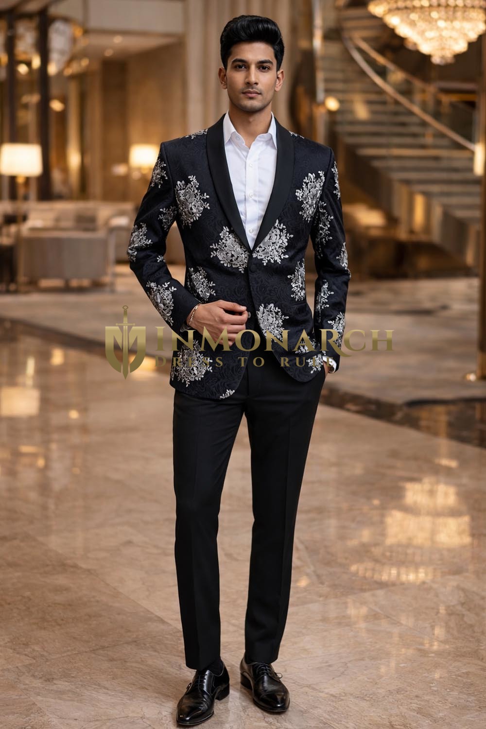  Blazer negro con bordado floral plateado