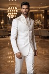 Eleganter cremefarbener Anzug