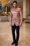 Traje Jodhpuri morado bordado cuello