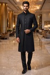 Sherwani royal noir brodé pour marié