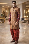 Sherwani dorado de compromiso hombre