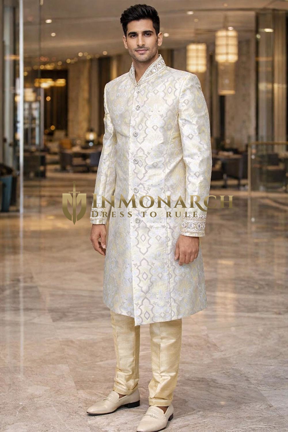 Traje indo occidental crema dorado