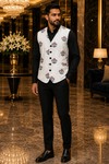 Elegante weiße bestickte Herrenweste